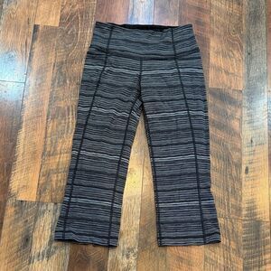 Lululemon clam diggers 6 (800)